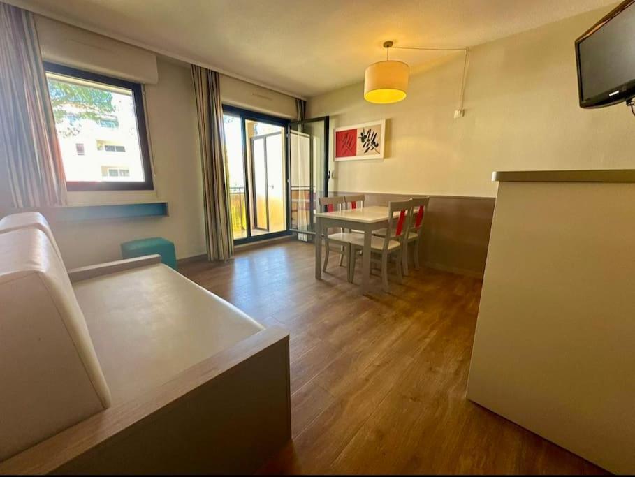 Apartment / Climatise 4 Prsn / Piscine *